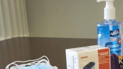 El paquete contiene máscaras, desinfectante para manos, toallitas húmedas, barras Kind, termómetro desechable, oxímetro de pulso y un folleto informativo.