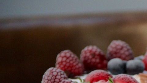 Puedes cambiar el sabor del helado y cubrir con tus ingredientes favoritos.