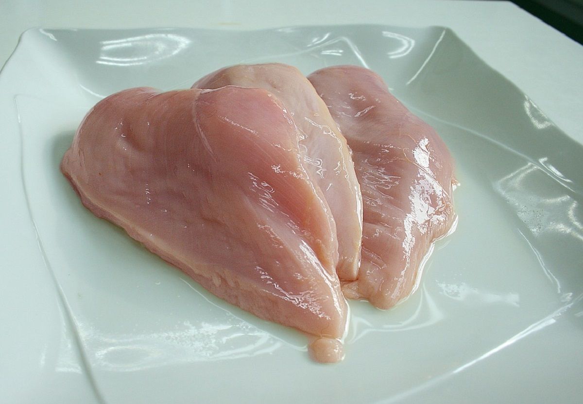 Evita poner carne cocida en un plato o tabla que contenía carne cruda.