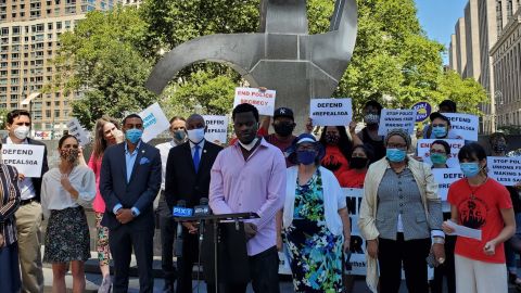 Activistas por los derechos civiles protestan en Foley Square. 