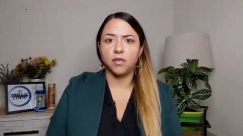 Kristin Urquiza al hablar en la Convención Demócrata.