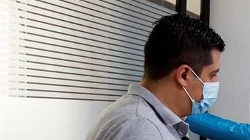 El director de la empresa XE Ingeniería Médica , Fernando Avilés (i), muestra el diseño de un traje para la atención de pacientes con Covid-19.