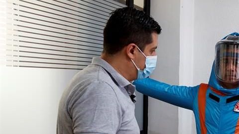 El director de la empresa XE Ingeniería Médica , Fernando Avilés (i), muestra el diseño de un traje para la atención de pacientes con Covid-19.