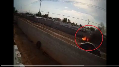 VIDEO: Matan a mujer y los sorprenden quemando el cuerpo