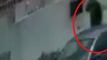 VIDEO: Asaltante se suicida tras ser acorralado por policías