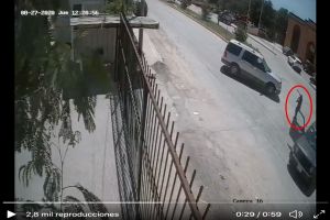 VIDEO: Mexicanos y estadounidenses así son despojados de autos por narcos cerca de frontera