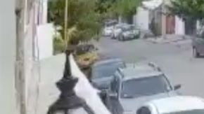 VIDEO: Sicarios asesinan a policía; momento del ataque armado es captado por cámara