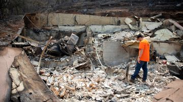 Ruinas de una casa quemada por el LNU Lightning Complex Fire de California.