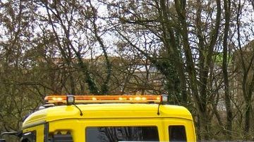 Si requieres trasladar tu auto en grúa, procura que el operador use el dispositivo de enganche del auto para evitar daños en la estructura.