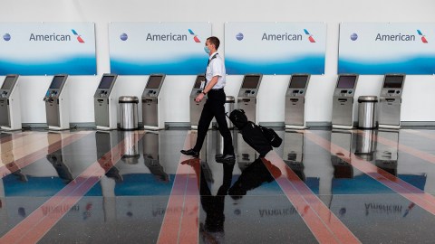 Varias aerolíneas se han visto obligadas a suspender o despedir a buena parte de su personal.