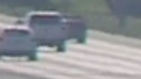 Captura de la cámara de vigilancia de la carretera de Florida con la avioneta en la mediana.