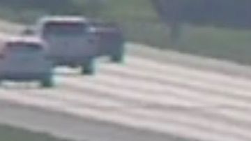 Captura de la cámara de vigilancia de la carretera de Florida con la avioneta en la mediana.