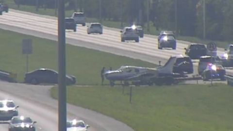 Captura de la cámara de vigilancia de la carretera de Florida con la avioneta en la mediana.