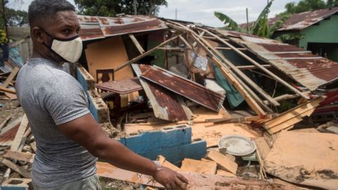 Un hombre intenta reparar su vivienda dañada por el paso del huracán Isaías, este viernes en Hato Mayor (República Dominicana).