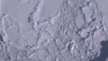 La figura de hielo tiene la forma de un barco de más de 120 metros de largo.