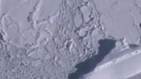 La figura de hielo tiene la forma de un barco de más de 120 metros de largo.