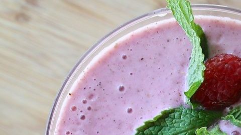 Además de fruta fresca o congelada, puedes añadir semillas como la chía y nueces, almendras o cacahuates.