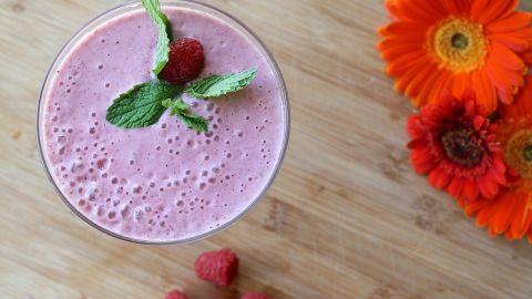 Además de fruta fresca o congelada, puedes añadir semillas como la chía y nueces, almendras o cacahuates.