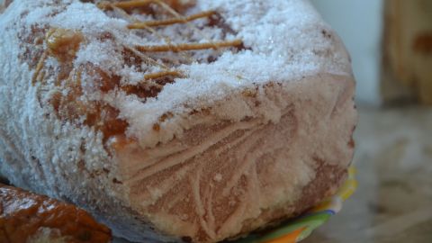 Mantén las carnes juntas en un lado del congelador o en una bandeja para que si comienzan a descongelarse, sus jugos no lleguen a otros alimentos.