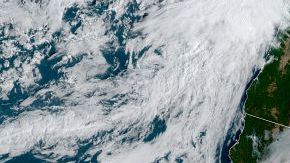 La imagen satelital muestra que el humo de incendios forestales se ha extendido a lo largo de cientos de millas.