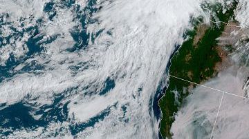 La imagen satelital muestra que el humo de incendios forestales se ha extendido a lo largo de cientos de millas.
