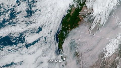 La imagen satelital muestra que el humo de incendios forestales se ha extendido a lo largo de cientos de millas.