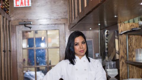 La chef Eliza Lyew acaba de abrir su dulcería Elisa's Love Bites en el East Village y dice que el COVID ha mostrado la crisis del sector de los servicios.