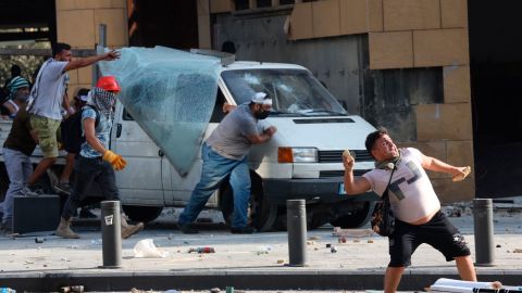 Manifestantes protestan contra el gobierno en Beirut por su gestión de la catástrofe causada por una explosión.