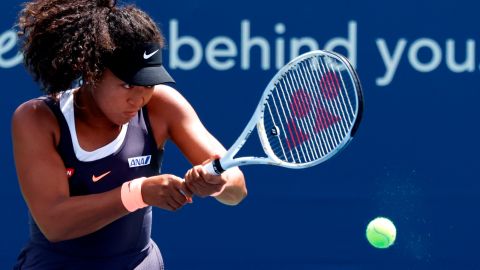 Naomi Osaka de Japón en acción contra Anett Kontaveit de Estonia durante su partido de cuartos de final en el Western and Southern Open en el USTA National Tennis Center en Flushing