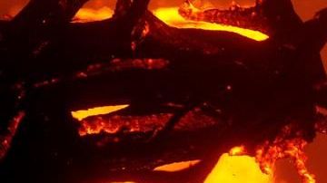 Una vivienda arde en el incendio Hennessey, cerca de Vacaville, California.