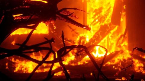 Una vivienda arde en el incendio Hennessey, cerca de Vacaville, California.