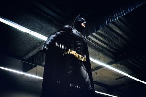 Vestido de Batman sirve comida durante la noche, ¿quién es este nuevo héroe?