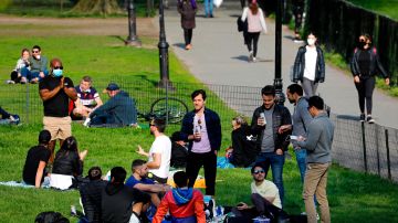 Grupos de personas sin máscaras y sin seguir el distanciamiento social en el Parque Central de NY.