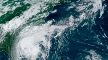 USA3298. MIAMI (FL, EEUU), 03/08/2020.- Fotografía cedida por la Administración Nacional Oceánica y Atmosférica (NOAA) de Estados Unidos por vía del Centro Nacional de Huracanes (NHC) donde se muestra la localización de la tormenta tropical Isaías este lunes a la 9:30 hora local (13:30 GMT). Los vientos de la tormenta tropical Isaías recuperarán la fuerza de huracán antes de llegar el lunes a las costas del noreste de Carolina del Sur y el sur de Carolina del Norte, informó el NHC. Los vientos máximos sostenidos de Isaías alcanzan ahora las 70 millas por hora (110 km) y el ojo de la tormenta se ubica a 100 millas (150 km) al este-sureste de Jacksonville (noreste de Florida) y a 250 millas (400 km) sur-suroeste de Myrtle Beach (Carolina del Sur). EFE/NOAA-NHC/ SOLO USO EDITORIAL /NO VENTAS