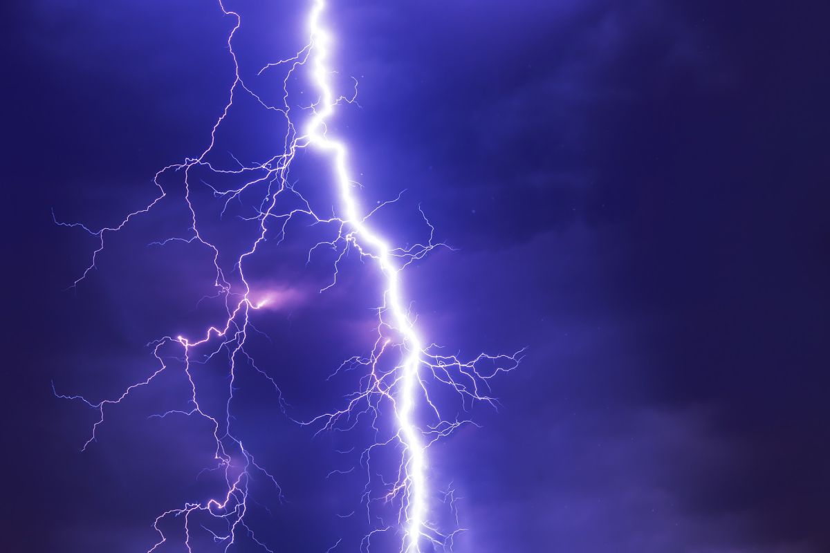 No había lluvia y el rayo impactó.