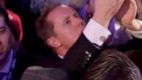 Robert abrazando a su hermano tras el triunfo electoral en 2016