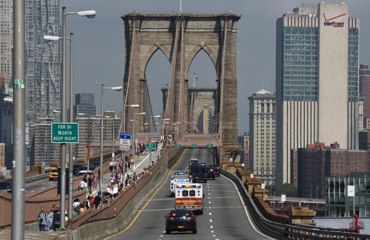 New Law Bans Vendors from the Brooklyn Bridge, Restores Original Concept