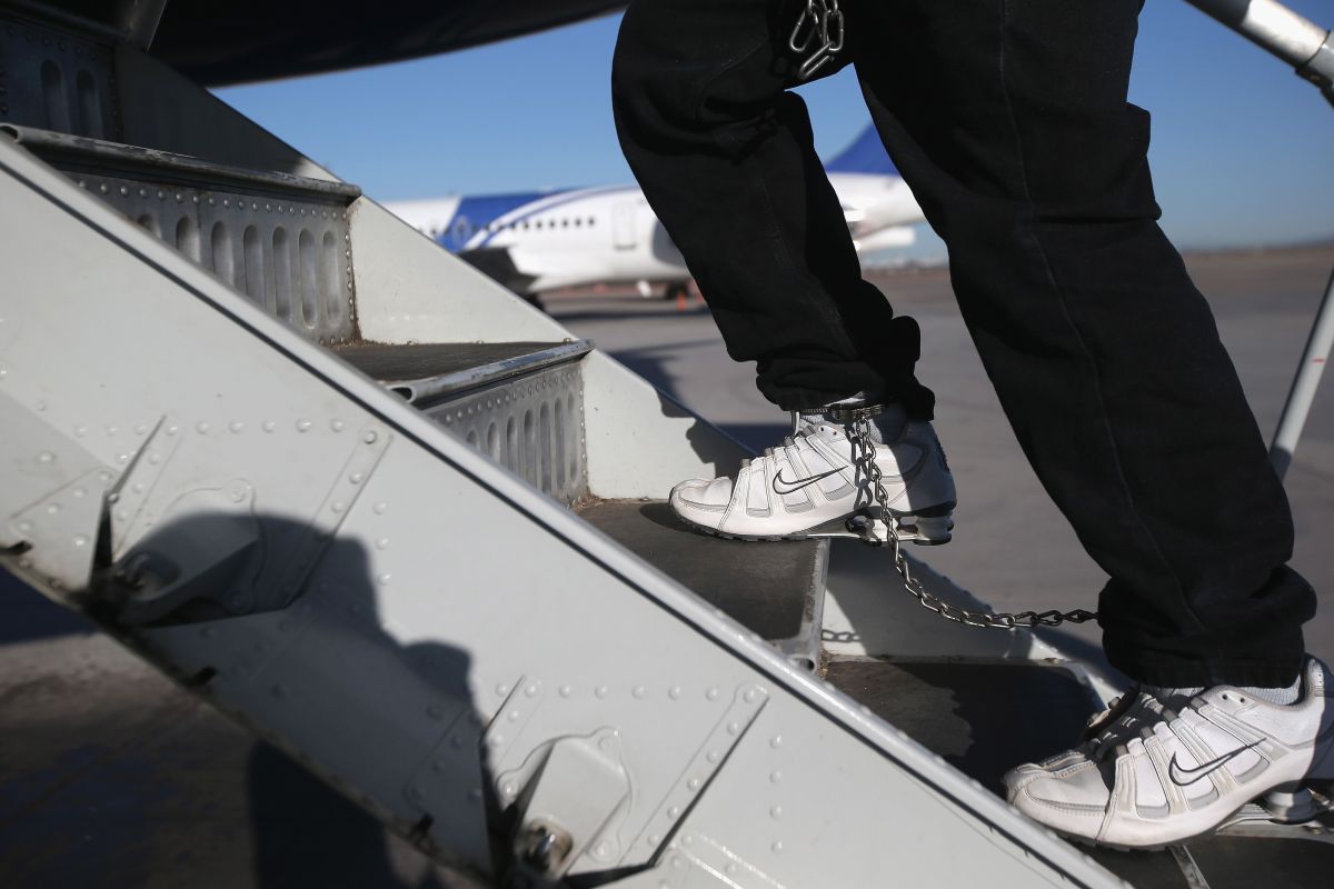 Indocumentado deportado en un vuelo de ICE.