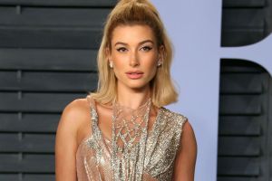 Hailey Bieber revela que ha recurrido a terapia psicológica para lidiar con el acoso en redes sociales