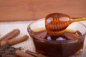 Remedios matutinos: El poder de comer una cucharada de miel con canela en ayuno