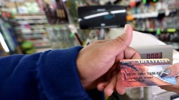 Muchos usan su tarjeta EBT en pequeños mercados locales sin acceso a comida saludable.