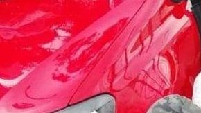 La mujer cuida carros en las calles.