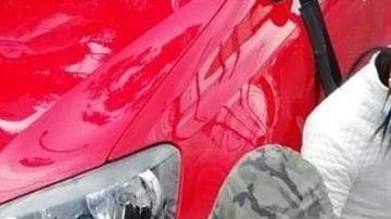 La mujer cuida carros en las calles.