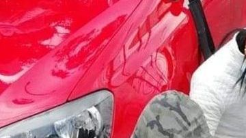 La mujer cuida carros en las calles.