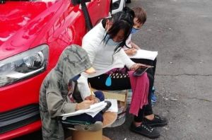 Mujer recurre a internet gratis en las calles de la CDMX para ayudar a sus hijos con la tarea