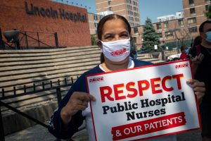 Enfermeros advierten que sin más recursos para hospitales de NY aumentarán muertes por COVID-19