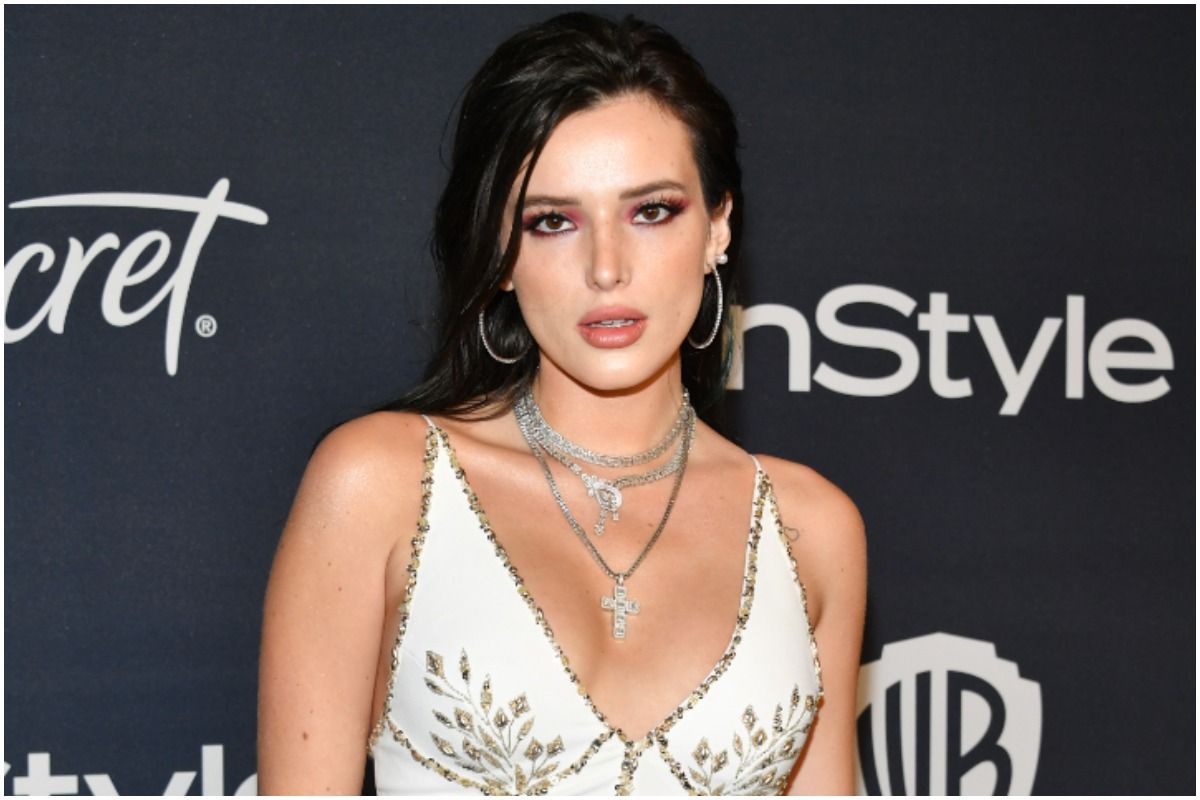 Wearing a slit dress with no underwear, Bella Thorne enchants her fans with her charms