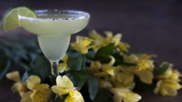 La bebida habría sido inventada en 1938 por Carlos “Danny” Herrera en su restaurante al borde de la carretera de Tijuana (México).