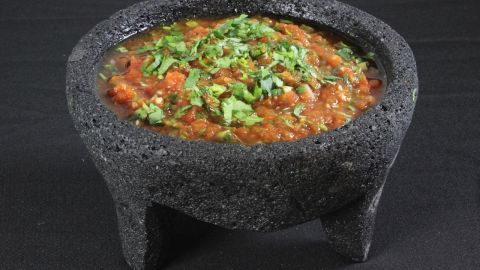 Salsa de tomate asado, sencilla, llena de sabor, con notas ahumadas y picor intermedio.