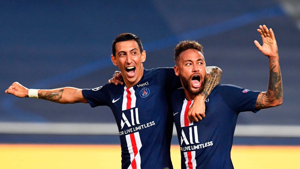Neymar y Ángel Di María celebran el segundo gol del equipo francés.